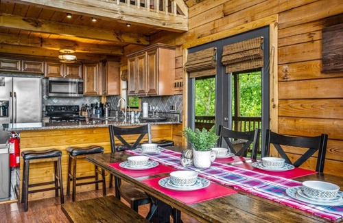 Gatlinburg - Pigeon Forge Cabin | Scenic Hideaway | VIEWS+Privacy+Hot Tub+Game Room! Family-Friendly!