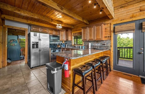 Gatlinburg - Pigeon Forge Cabin | Scenic Hideaway | VIEWS+Privacy+Hot Tub+Game Room! Family-Friendly!