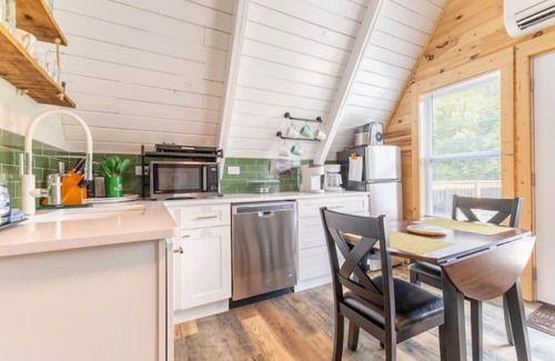 Ashley Oaks Apartment | Scenic Lake Retreat - Open Layout - Pontoon Rentals - BBQ Grill