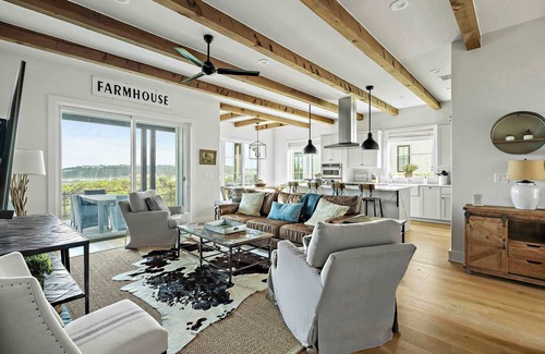 Spicewood House | Scenic Lake Travis Farmhouse | Pickleball | BBQ