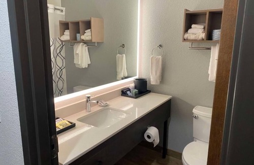 Wasilla Hotel | Scenic Lake Views Await at This Cozy Wasilla Retreat!