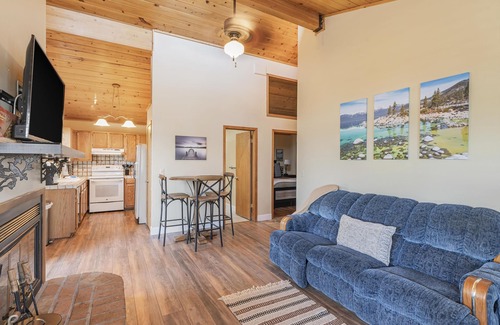 Tahoe Vista House | Scenic Lake Views: Snow & Beach Adventures Nearby!