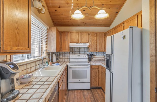 Tahoe Vista House | Scenic Lake Views: Snow & Beach Adventures Nearby!