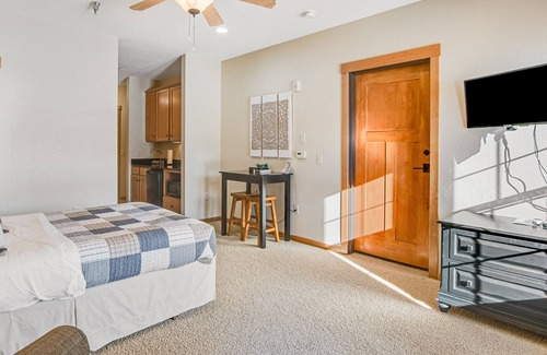 Three Lakes Condo | Scenic lakefront condo with pool, hot tub, gym & central AC