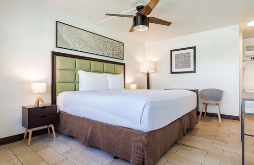 Kahului Hotel | Scenic Maui Room with Outdoor Pool Near Ocean, Dining, Shops & Shuttle