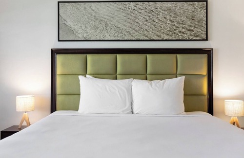 Kahului Hotel | Scenic Maui Room with Outdoor Pool Near Ocean, Dining, Shops & Shuttle