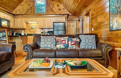 Gatlinburg Cabin | Scenic Mountain| King Ensuite| Hot Tub| 3mi Dwtn