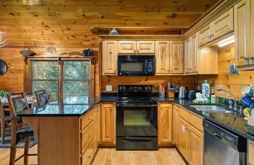 Gatlinburg Cabin | Scenic Mountain| King Ensuite| Hot Tub| 3mi Dwtn
