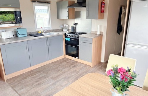 Newcastle House | Scenic mountain views from “Serenity”, a luxury 6-bed caravan in Newcastle, NI