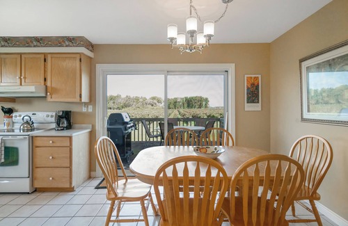 Niagara-on-the-Lake Other | Scenic Niagara Vineyard Farm Home for up to 9ppl