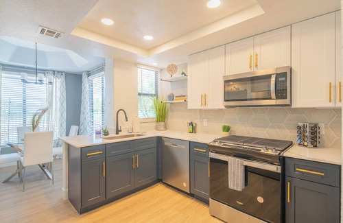 Paradise Valley Village Condo | Scenic Patio》Pool, Hot Tub, King Beds + Golf!