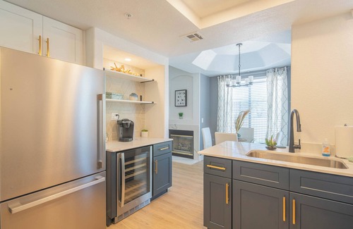 Paradise Valley Village Condo | Scenic Patio》Pool, Hot Tub, King Beds + Golf!