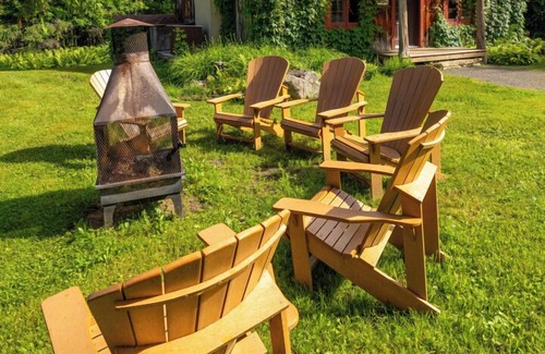 Mauricie House | Scenic Riverside Chalet Retreat w/Fireplace, Forest Views & Outdoor Activities