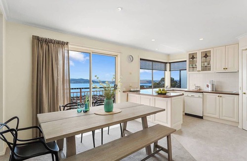 Sandy Bay House | Scenic Sandy Bay Lookout in the Hills