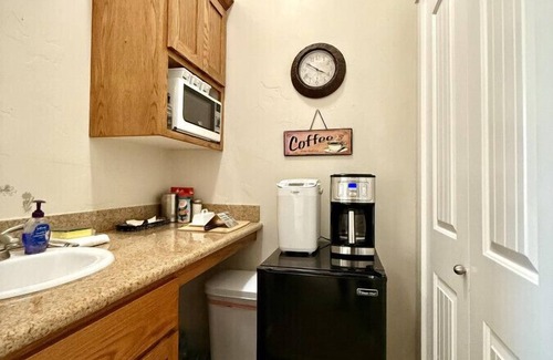 Baker City Cottage | Scenic Views Casita 1 - Cozy Studio for 2, Local Golfing 50% Off!