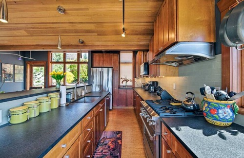 North Queen Anne House | Scenic Water-View Queen Anne Home, 2Mi to Downtown
