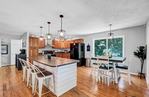 Lindseyville House | Scenic waterfront & lake view home w/LARGE hot tub!