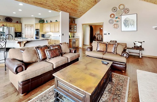 Alto House | Scenic Wine Down | Luxe Mountain Retreat + Views & Hot Tub!