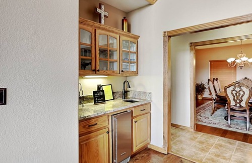 Alto House | Scenic Wine Down | Luxe Mountain Retreat + Views & Hot Tub!