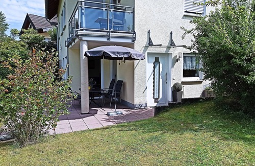 Bendorf Apartment | Schöne Ferienwohnung mit Küche, Wohnzimmer, 2 Schlafzimmer, Terrasse und Garten
