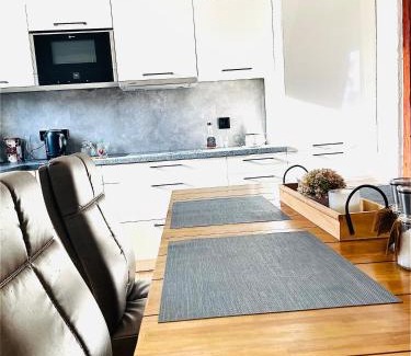Eisenach Apartment | Schöne ruhige Ferienwohnung - in Eisenach mit Kamin - Nahe Karolinentalbrücke - Hund ja