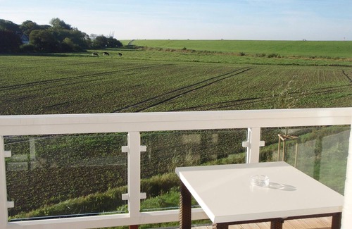 Wremen Apartment | Schönes Nordsee-apartment mit Sauna, Sonnigem Balkon und Wunderschönem Landblick