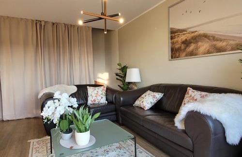 Wangerland Apartment | Schaake Hooksiel - Charmante Reetdachwohnung & Kostenfreier Parkplatz