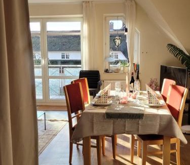 Wangerland Apartment | Schaake Hooksiel - Charmante Reetdachwohnung & Kostenfreier Parkplatz