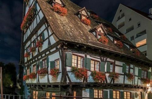 Fishermen's Quarter Hotel | Schiefes Haus