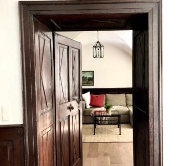 Laakirchen Apartment | Schloss mit eigenem Garten und Parkplatz