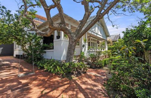 Randwick House | Schneiderhaus - Bold & Bright by Centennial Park