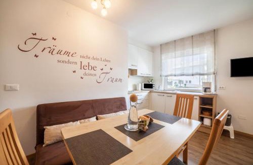 Rabla Apartment | Schnitzer Ferienwohnung Holunder