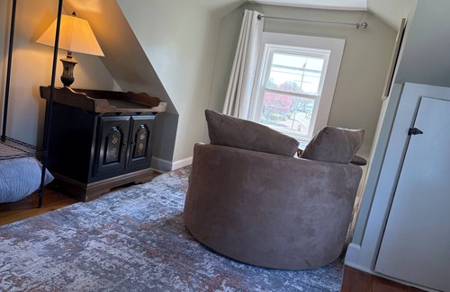 Wells Condo | Schoolhouse Loft by the Sea: ocean view, AC/heat, satellite WiFi, BBQ playground