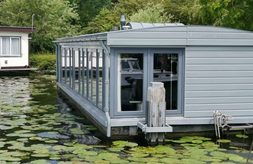 Schoorldam Boat Rental | SCHOORL: modern houseboat in an idyllic location close to the beach!