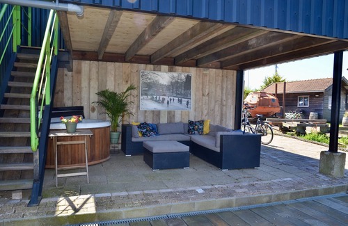 Schoorldam Boat Rental | SCHOORL: modern houseboat in an idyllic location close to the beach!