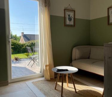 Tregastel Apartment | Scorfel Lodge, Verdant, Terrasse, proche mer