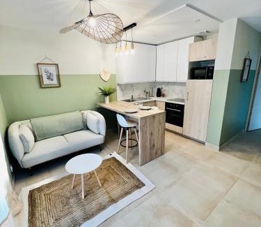 Tregastel Apartment | Scorfel Lodge, Verdant, Terrasse, proche mer