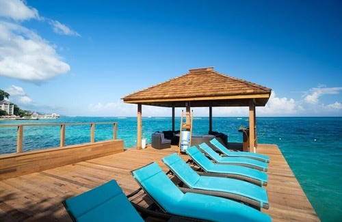 Ocho Rios Villa | Scotch on the Rocks -WATERFRONT! CHEF! STAFF! FAMILY FRIENDLY! POOL! KAYAKS!