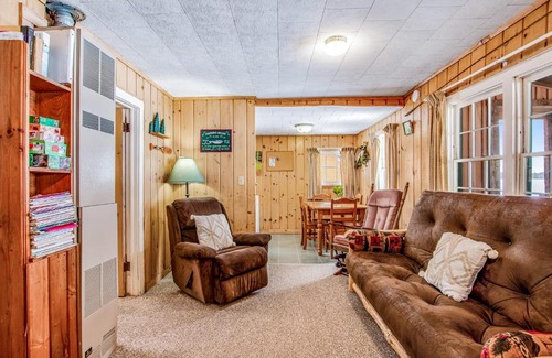 Conover House | Scott's Twin Lakes Resort - Cabin 4