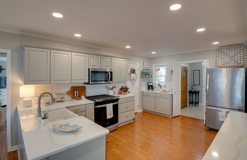 Groveoak Cottage | Scottsboro Vacation Rental on Guntersville Lake!