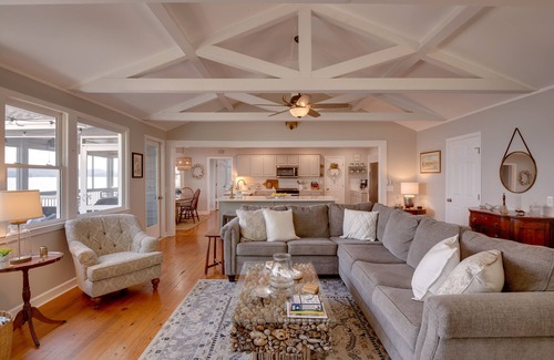 Groveoak Cottage | Scottsboro Vacation Rental on Guntersville Lake!