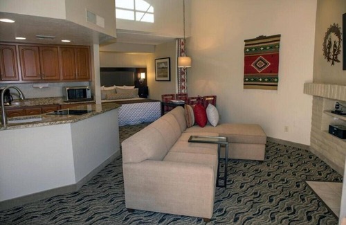 Arcadia Apartment | Scottsdale Classic Studio with Outdoor Fireplace