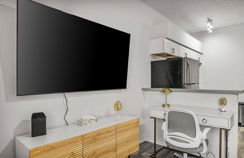 Peaceful Valley Apartment | Scottsdale Luxury Studio- Free Parking - Luxe Bed