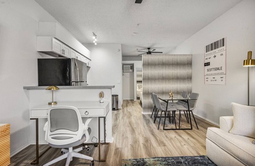 Peaceful Valley Apartment | Scottsdale Luxury Studio- Free Parking - Luxe Bed