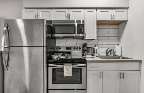 Peaceful Valley Apartment | Scottsdale Luxury Studio- Free Parking - Luxe Bed