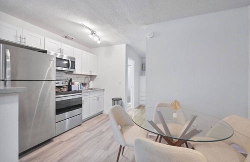 Peaceful Valley Apartment | Scottsdale Luxury Studio- Free Parking - Luxe Bed