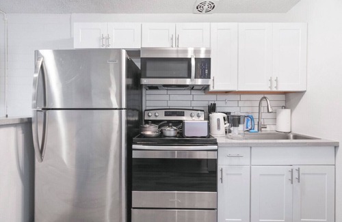 Peaceful Valley Apartment | Scottsdale Luxury Studio- Free Parking - Luxe Bed