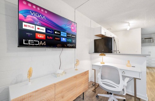 Peaceful Valley Apartment | Scottsdale Luxury Studio- Free Parking - Luxe Bed