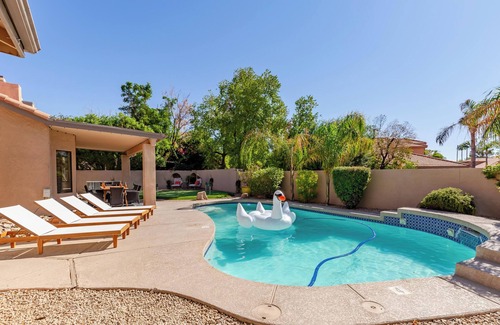 Paradise Park Vista Cottage | Scottsdale Oasis-saltwater Pool & Putting Green