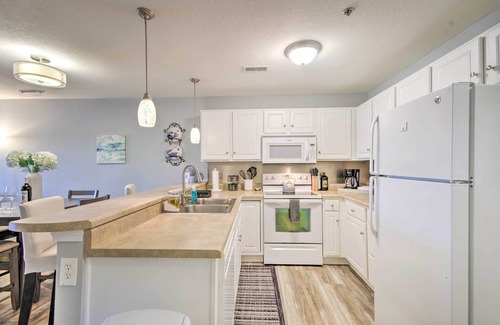 Lake Ozark Condo | Screened Balcony w/Views: Sleek Lake Ozark Gem!